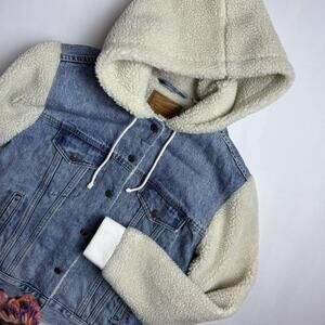 Levi's Jacket‎ Womens Medium Ex-Boyfriend Sherpa Trucker Denim Jean Coat $89 OOS